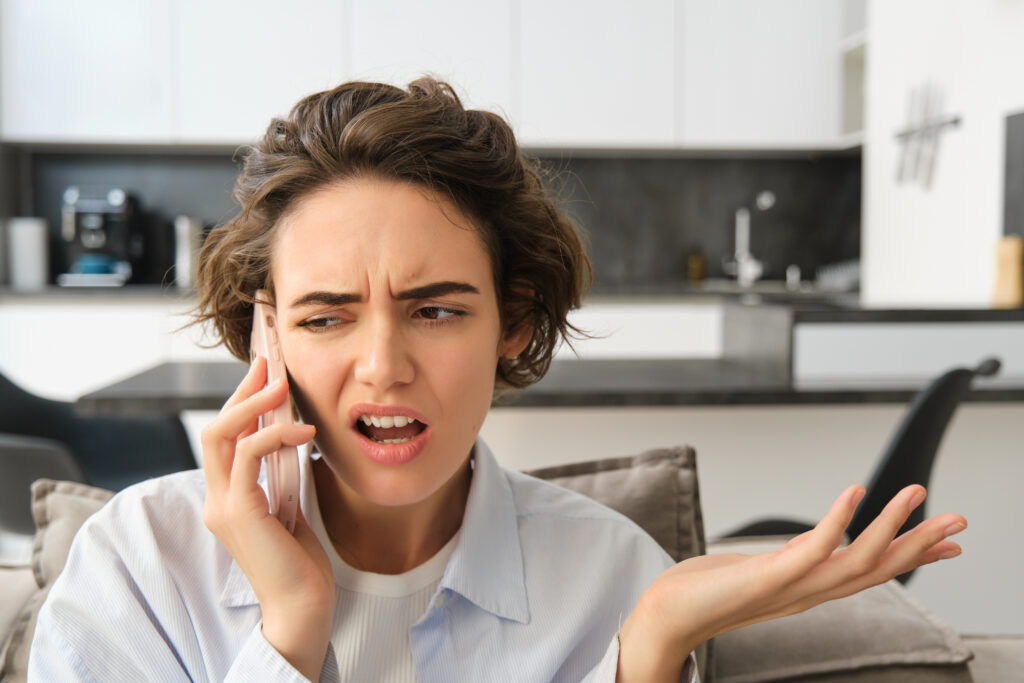 Telefono in modalità silenziosa su comodino
